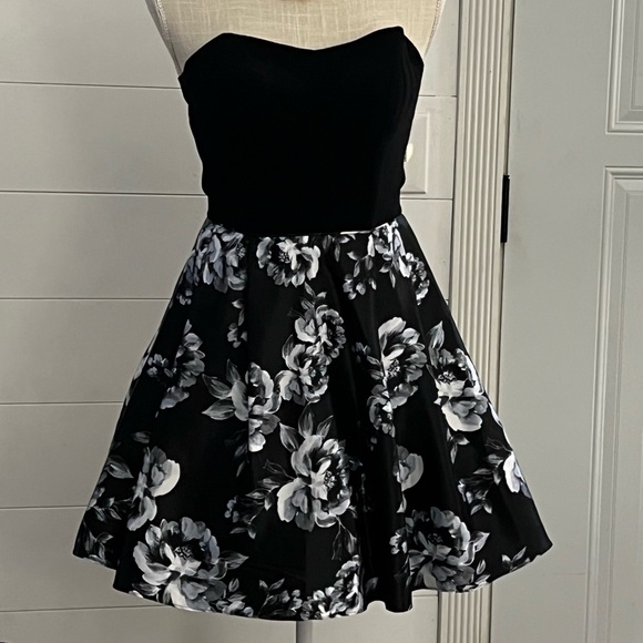 Dresses & Skirts - Black strapless dress size 1